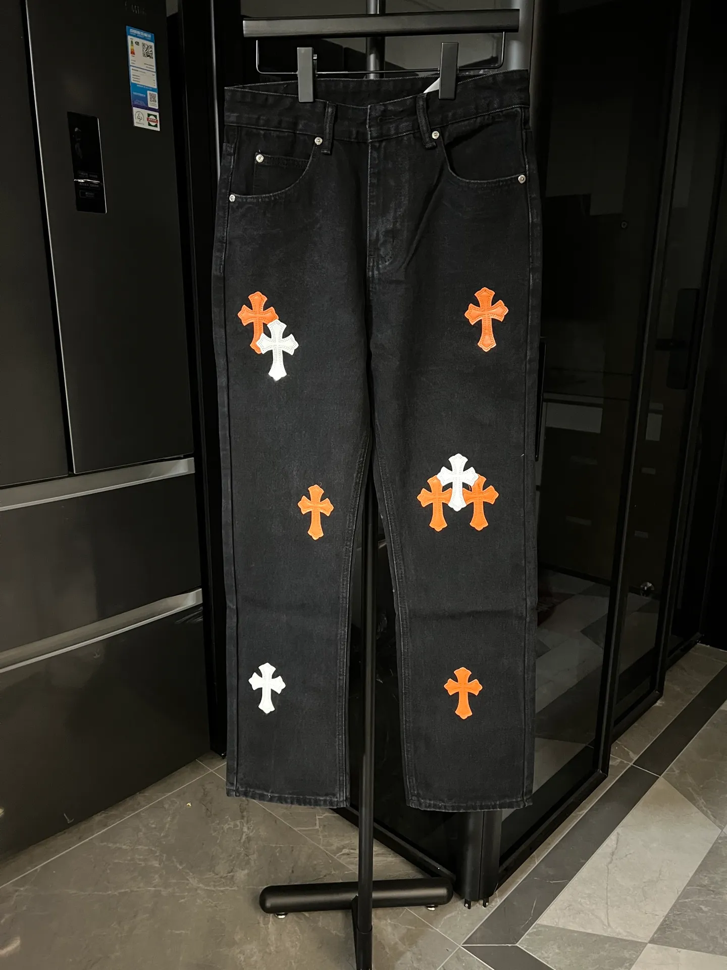 P260 [Next day] Chrome Hearts/Chrome Hearts CH Hong Kong City Limited Series Sanskrit Cross Patch Leather Jeans (Black) Black and Orange Color - Hong Kong Limited Fashion players, Chrome Hearts Hong Kong City Limited Jeans are now available!  The unique color scheme is like the intertwining of vitality and romance of Hong Kong. The three-dimensional letters between the hips seem to tell the story of the city. The customized hardware, the three-dimensional and thick cross stamens, and the hand-cut leather washers make the details full of luxury.  Handcrafted and made of environmentally friendly materials, comfort and quality coexist. Owning it is not only an outfit, but also a status symbol. Globally limited edition, don’t miss it.  Size: 28 30 32 34 (corresponding to s-xl) Detailed size can be found in Figure 9